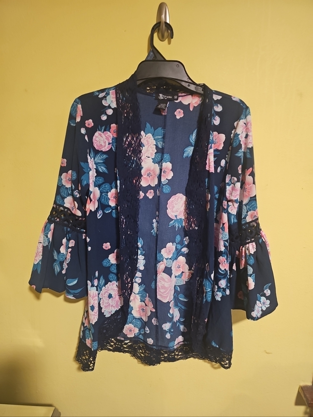 Miss Chevious Women's Size Medium Floral Kimono With Flounce Sleeves Lace Trim